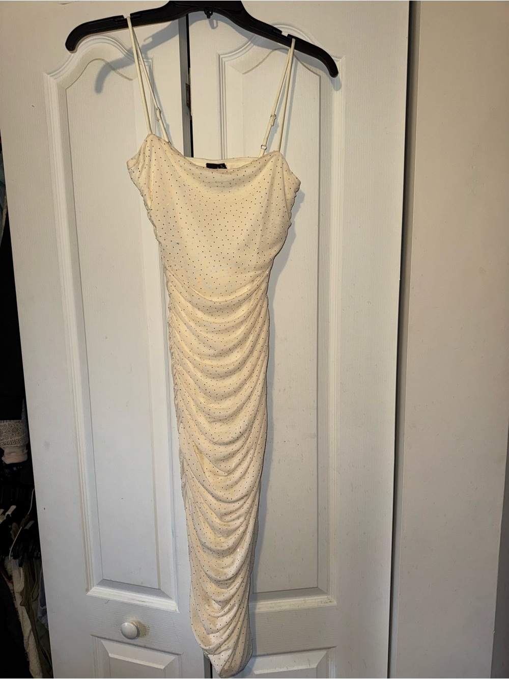 Windsor Cream Ruched Midi body con rhinestone